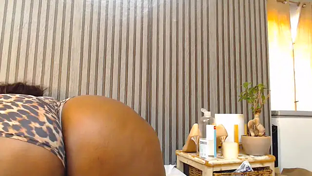 ROYALASS25's Live XXX Chat