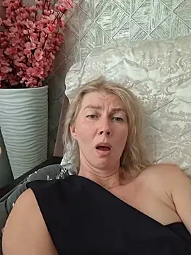stellahere8 live XXX chat