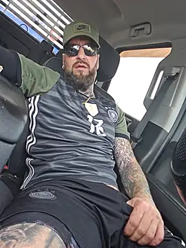 Pokazy przed kamerką – Beardedtattood