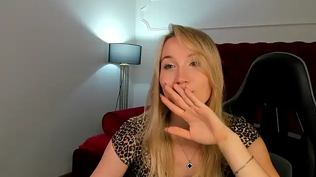 XXX chat uživo modela ElaraVoltage