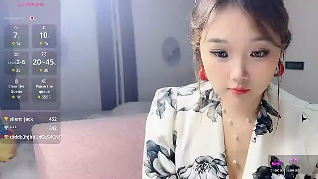 EE-01's Live XXX Chat