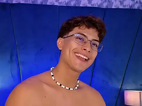 Онлайн чат XXX Aaron_Eze