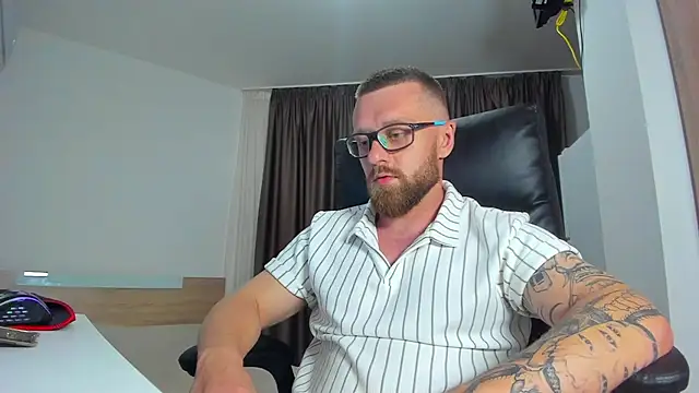 Show modela Findom_guy na web-kameri