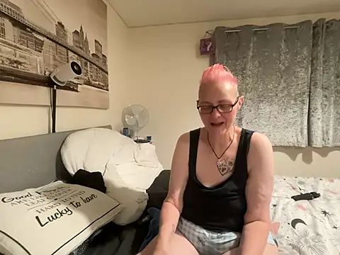 Curvy-Jinx's Live XXX Chat