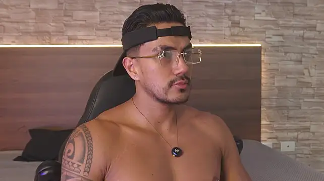 aaron_bolt Chat XXX live