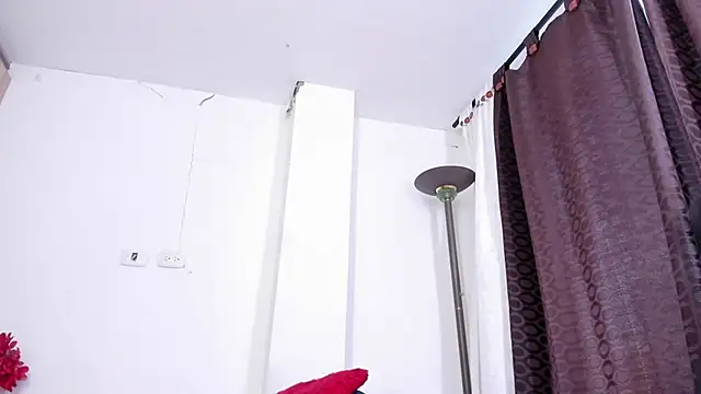 miaroberts69's Live XXX Chat