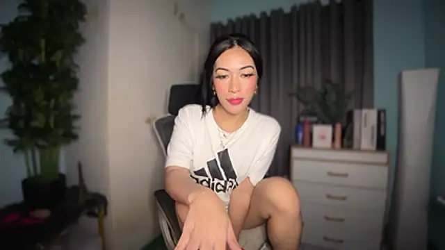 Jasmine_Elcock Show in webcam