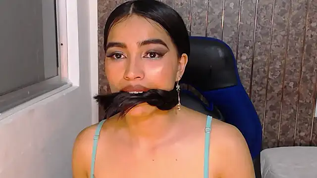 Miaa_ferrari1 Adlı Modelin Canlı XXX Sohbeti