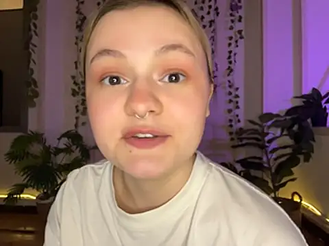 MoonIvy_ Show in webcam