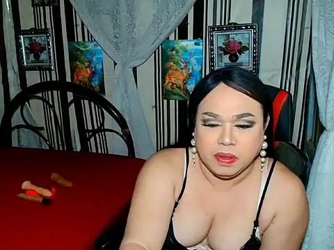 UnCut_Cock_Ts Show in webcam