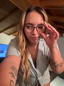 Naomi-Kleinn Webbikameraesitys