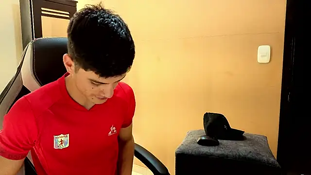 הופעת וובקאם של LeoTease