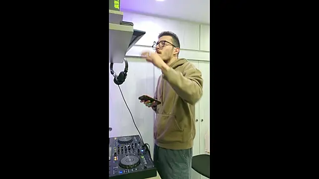 Show modela J-Moo na web-kameri