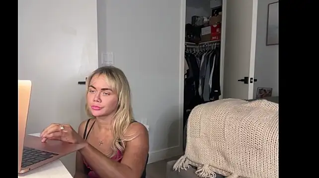 Онлайн чат XXX ElenaErickson