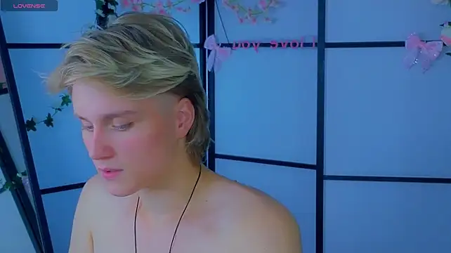 צ'אט XXX בשידור חי של cumboydoll
