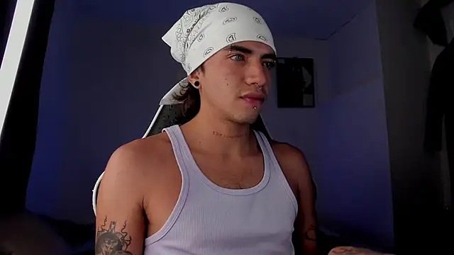 Show modela darkodarkoo na web-kameri