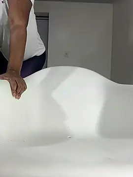Ari_fist Show in webcam