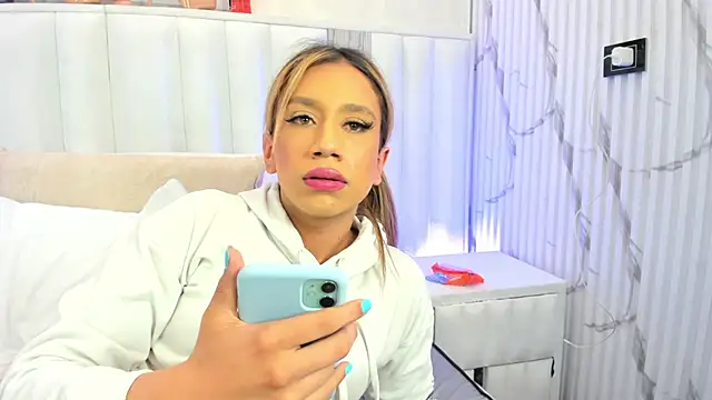serena_lovee élő XXX-chatje