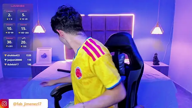 Show modela AlejooTwink na web-kameri