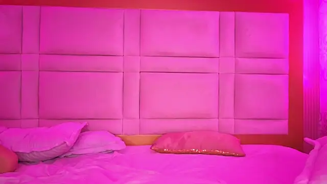 Kendall_curves' Live XXX Chat