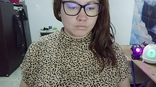 curly_greeneyed's Live XXX Chat