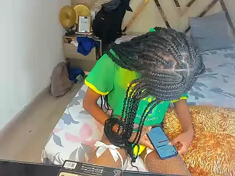 הופעת וובקאם של Little_ebonyx