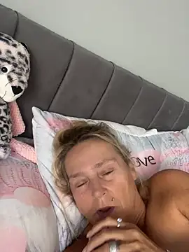 הופעת וובקאם של Blondnboujee53