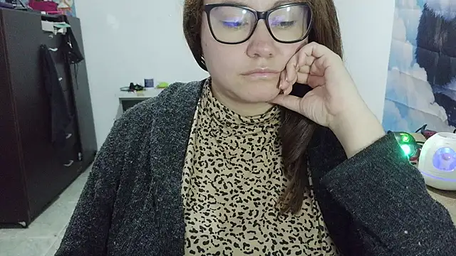 Chat XXX en directo de curly_greeneyed