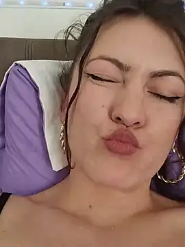 LoraBelle12 Adlı Modelin Canlı XXX Sohbeti