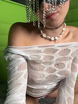 צ'אט XXX בשידור חי של TinyEmmaDE