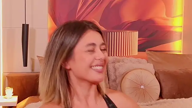 ChloeFrost Adlı Modelin Canlı XXX Sohbeti