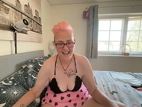 Curvy-Jinx Live XXX-chat