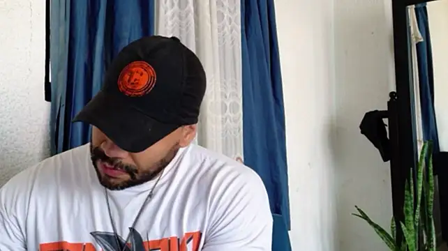 Show modela musclehetero na web-kameri