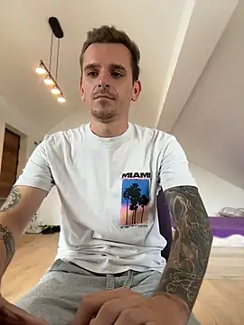 Huge_cock22cm webkamerás műsora
