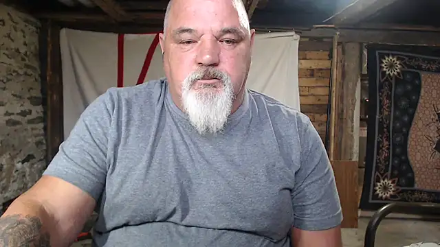 Newfiesausage1972 Show in webcam