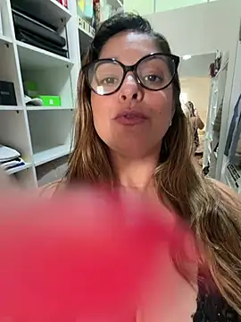 Show de Mariiii_morena na webcam