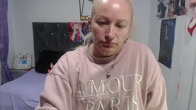 XXX chat uživo modela emperabigbootybigass