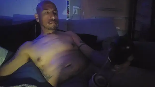 nakedtony81 Show in webcam