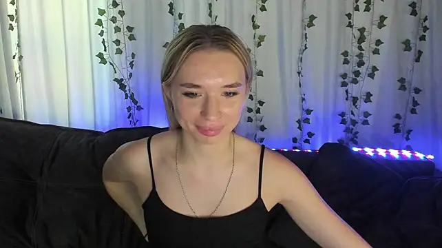 Emily_Hartt Adlı Modelin Canlı XXX Sohbeti