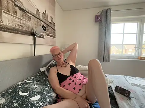 Curvy-Jinx Live XXX Chat