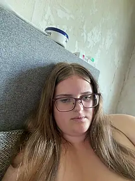 CurvyPaar2 live XXX chat
