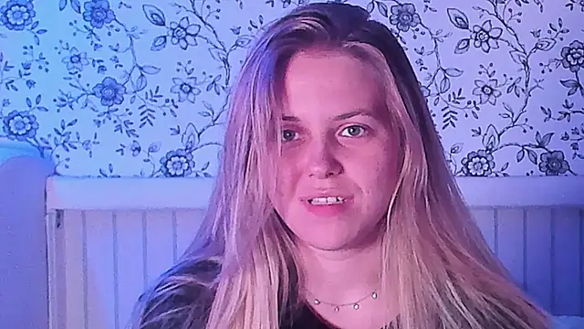 AngelAnty Adlı Modelin Canlı XXX Sohbeti