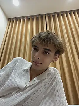 YourLucius Pertunjukan Webcam