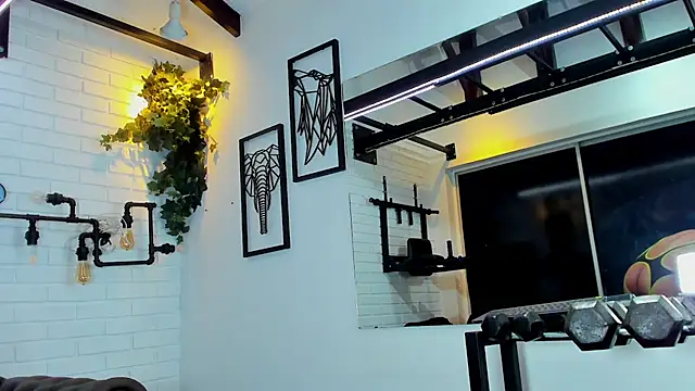 RomanCroft Adlı Modelin Canlı XXX Sohbeti