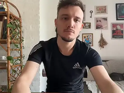 BoyWithToys1n Webbikameraesitys