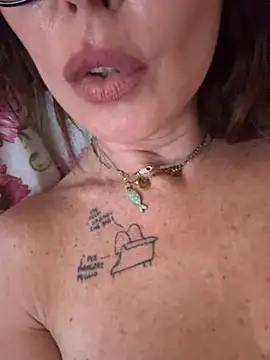 Cherryschiodisegarsi's Live XXX Chat