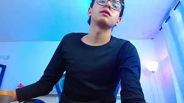 alexcum_18 élő XXX-chatje