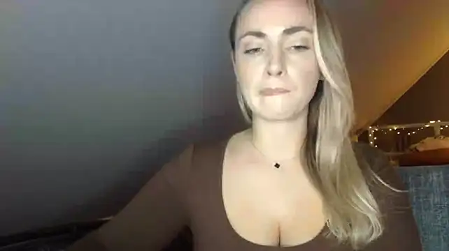 XXX chat uživo modela ScarlettSensitive