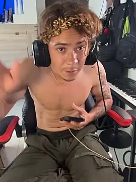 Show modela AngelLatinBoy na web-kameri