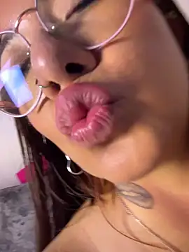 Chat +18 de arilynn_ ao vivo